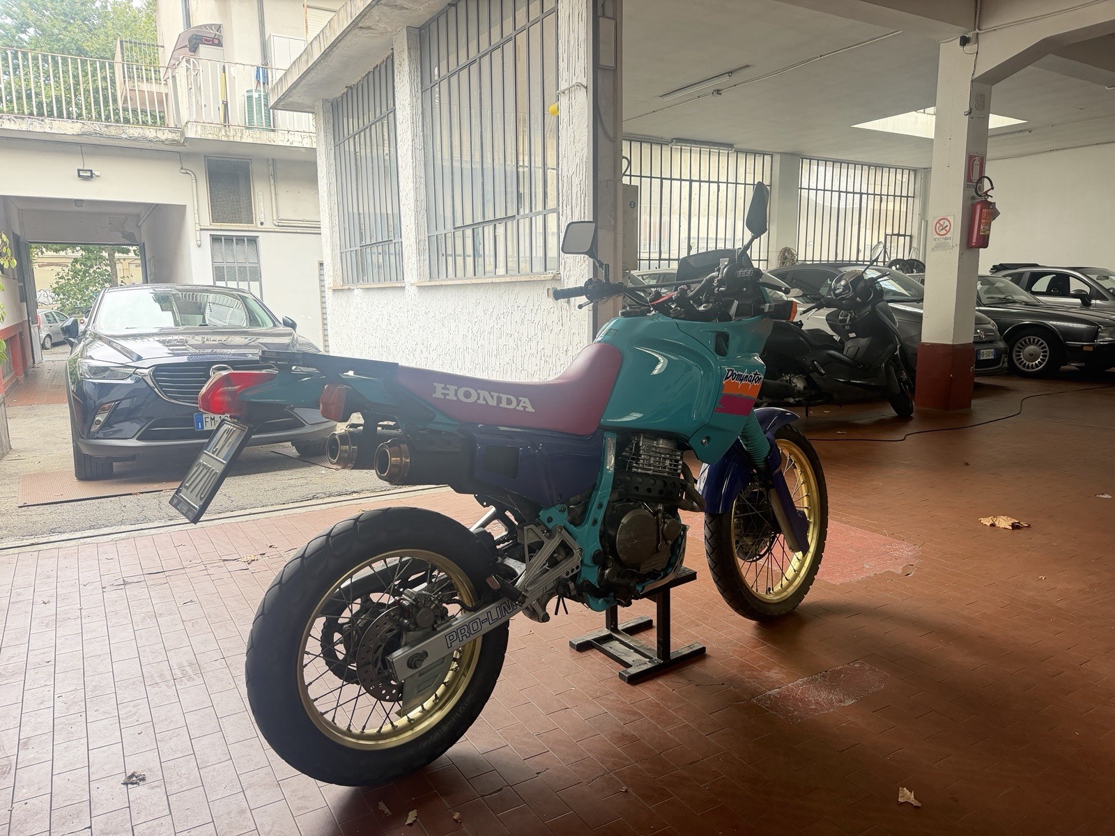 Honda NX 650 Dominator “Benetton” foto 4