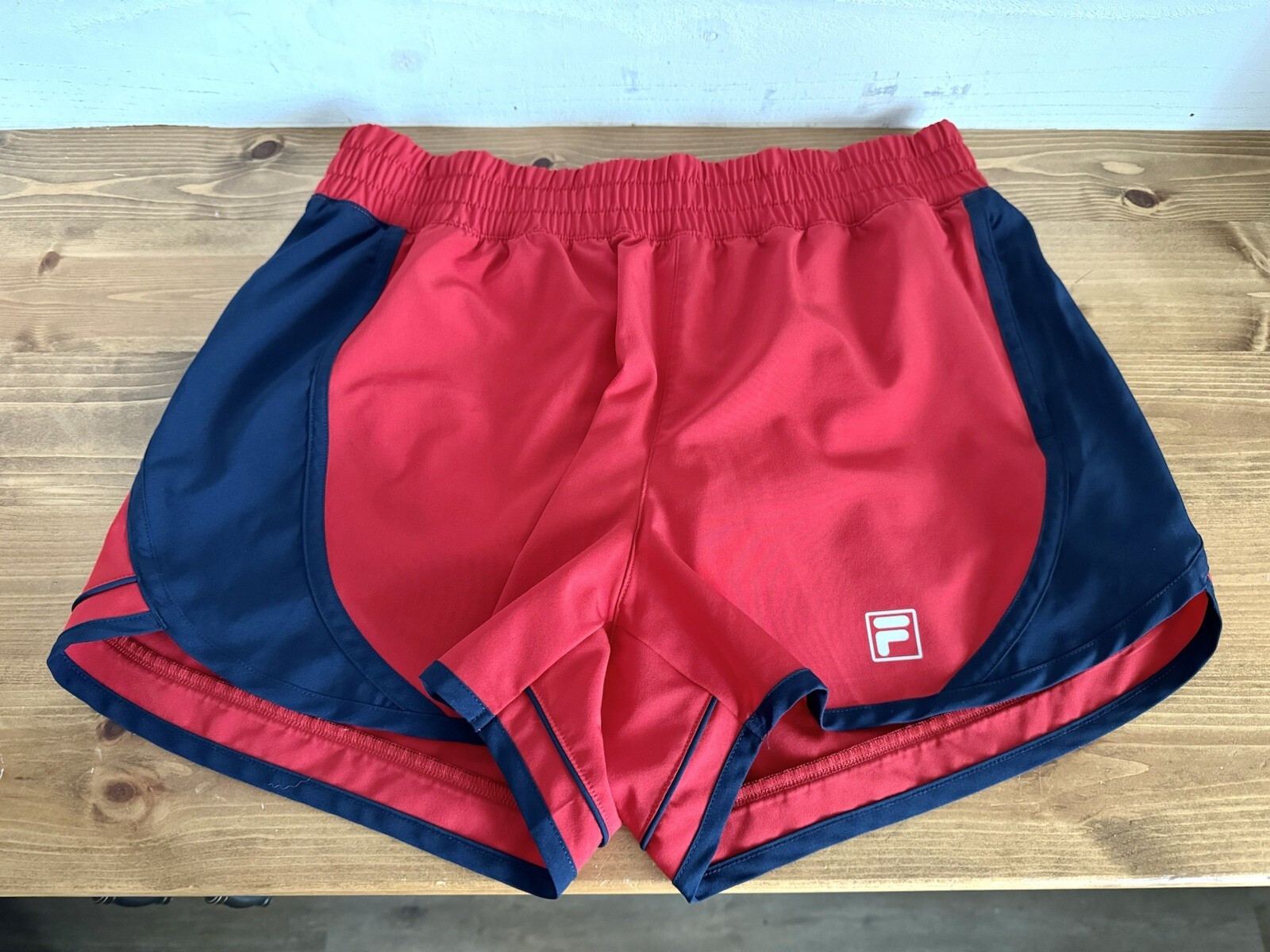 Pantaloncini sportivi Fila rossi da donna usati in ottime condizioni taglia media fodera interna tasca con cerniera