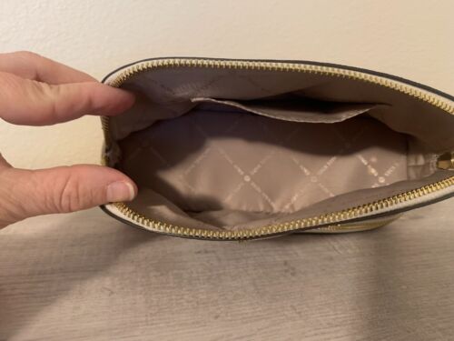 MICHAEL KORS ASPEN MULTI FUNCTION TRAVEL POUCH - Picture 3 of 6