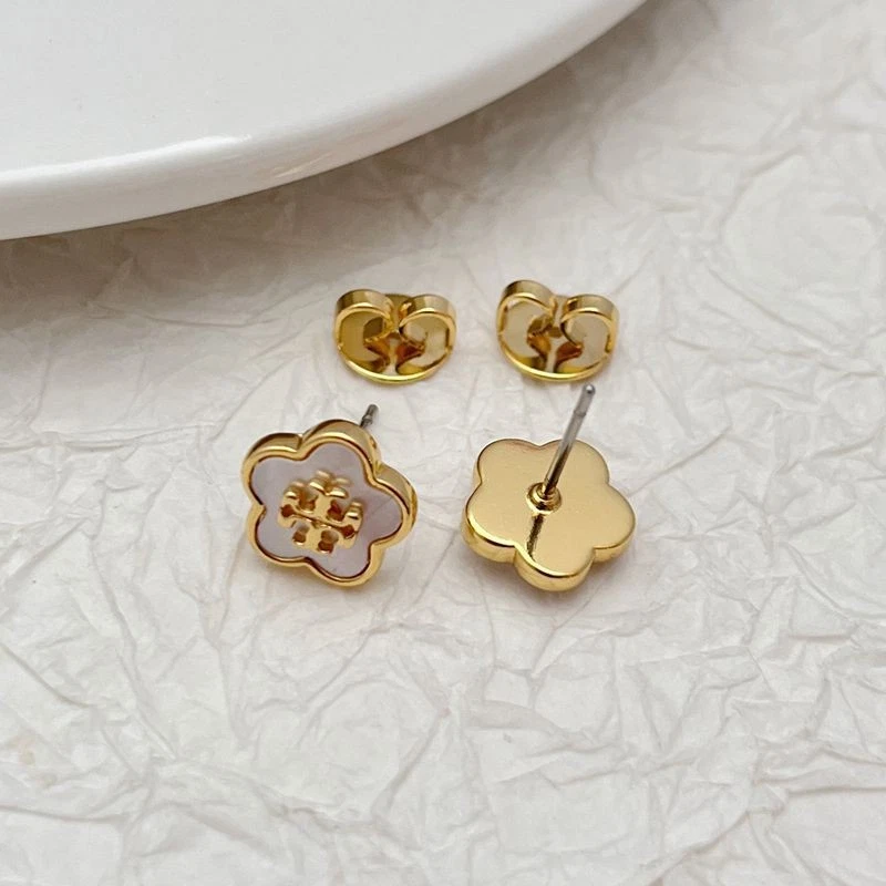 Brincos Tory Burch Kira Chevron cravejados flor esmalte marfim clássico imperdível - Imagem 2 de 3