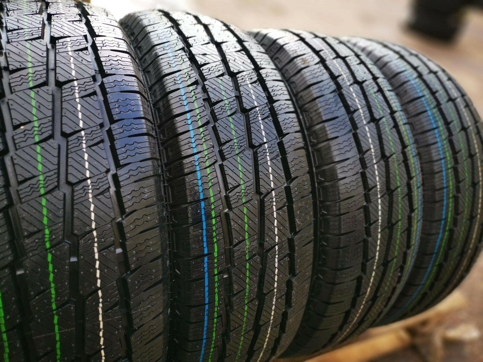 4x Winterreifen 195/70 R15C 104R VW T4 92-2003 Bus - Bild 3
