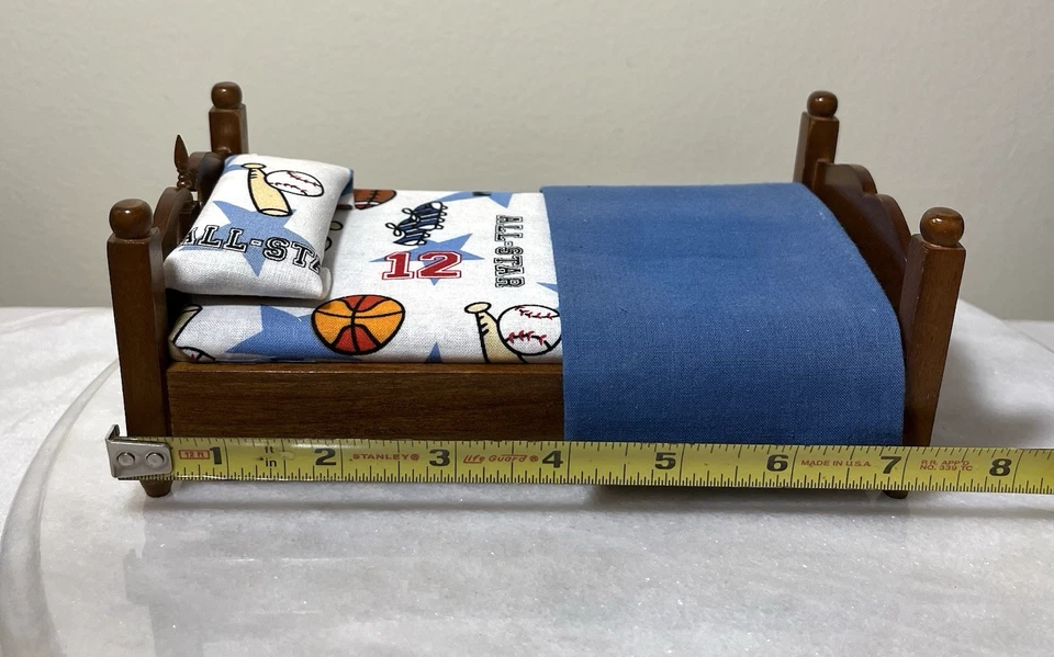 Cama miniatura artesanal vintage para casa de muñecas con tema de béisbol y accesorios 1:12 Foto 3 de 4