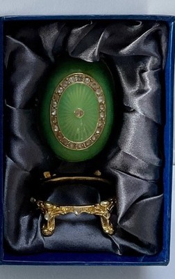 Atlas Emaille Schmuckschatulle mit Schmucksteinen dekoratives grünes Ei mit Ständer - in Box