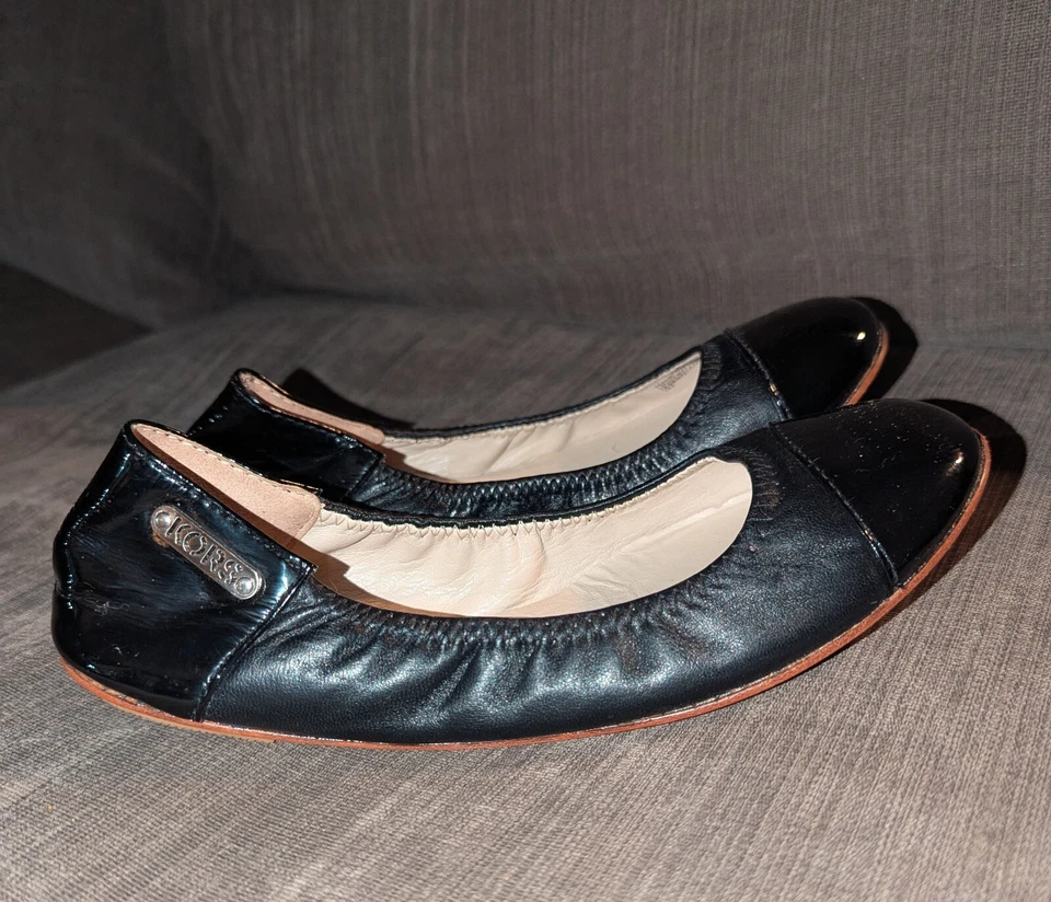 Michael Kors Mujer 7 M Negro Charol y Cuero Ballet Pisos Dorado Logo Usado en Excelente Condición Foto 4 de 4