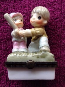 BASEBALL: LITTLE BOY HELPS CHILD BAT CERAMIC FIRST TOOTH (?) BOX - VERY SWEET 3"