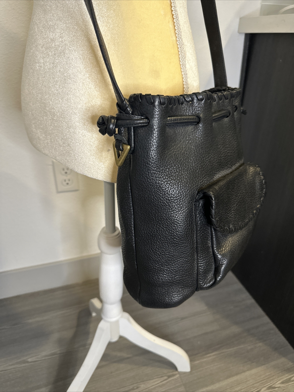 Vintage Guess Genuine Black Leather Drawstring Bucket… Gem