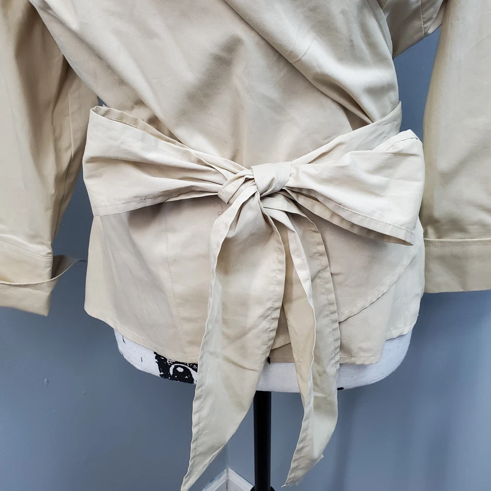 Top envolvente East 5th para mujer Petite 16 marrón algodón lazo cintura manga larga cuello Foto 3 de 4