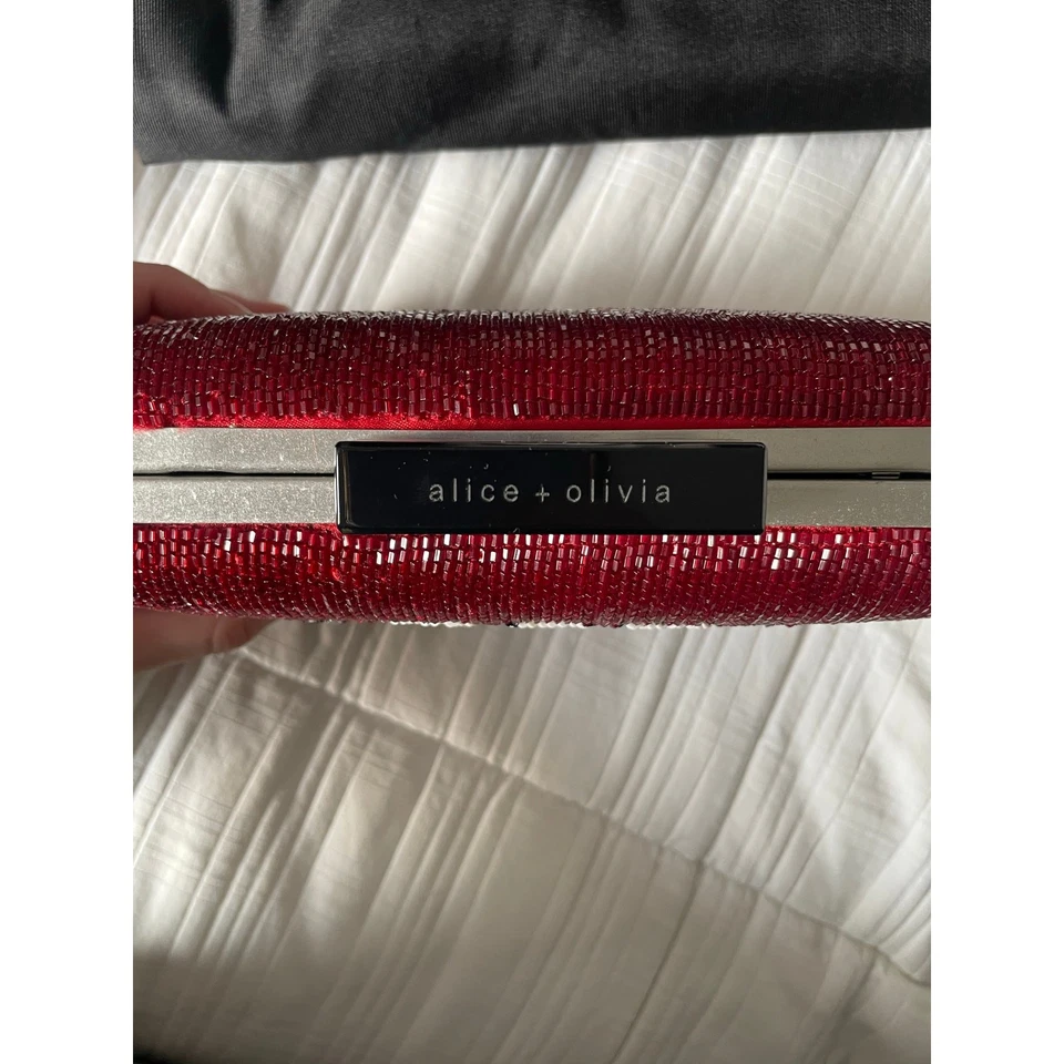 Bolso sin asas Alice+Olivia Shirley Perfect 10 cuentas rojas  Foto 2 de 4