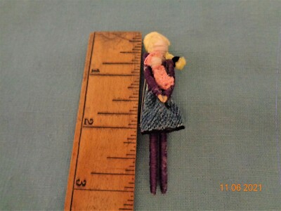 VINTAGE HANDMADE ''MOM AND BABY'' PIN/ YARN CRAFT/ FABRIC , THREAD ETC.