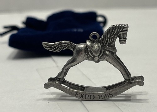 Hallmark Expo 1995 Peltre Miniatura Caballo Mecedor Adorno en Azul Terciopelo Bolsa - Imagen 5 de 6