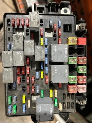 2003 - 2006 Cadillac Escalade ESV Engine Fuse Box Assembly OEM With Warranty