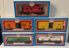 Model Power HO Scale Lot Of 5 Train Cars IOB Box, Tank, Cattle & Caboose Cars