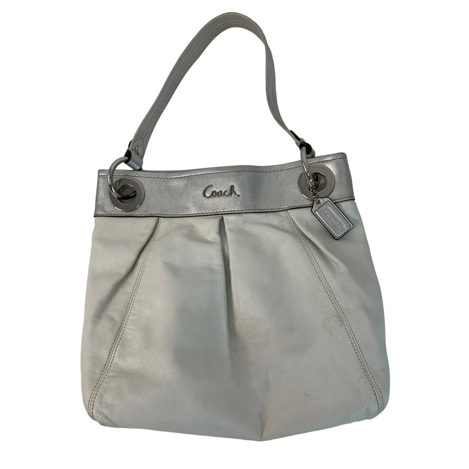 Bolso Coach Ashley de Cuero Plateado y Blanco Hueso Hobo de Hombro Mediano Usado en Excelente Condición Foto 3 de 4
