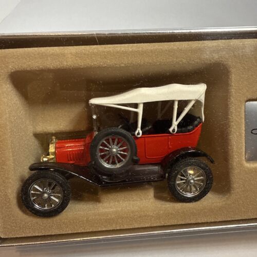 1:43 Ford Model T 1915. C863 Corgi Collector's Classics Red White Canopy