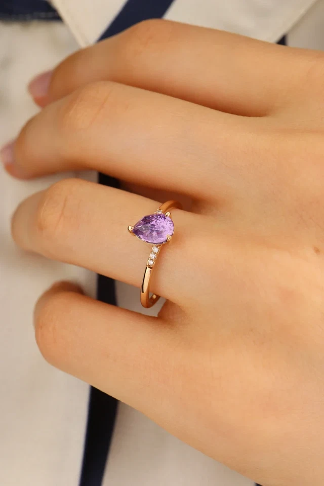 Anillo de compromiso bypass chapado en oro amarillo de 14 k amatista simulada pera de 2,34 quilates Foto 4 de 4