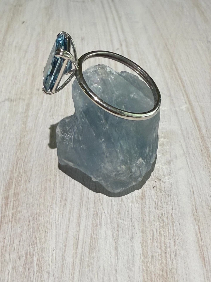 Elegante conjunto solitario de diamantes creado en laboratorio azul vivo de 3 quilates en platino Foto 3 de 4