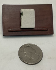 Soporte de libro de madera miniatura para casa de muñecas atril con accesorio de libro blanco M56