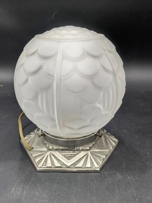 Belle lampe veilleuse art déco 1930 globe verre moulé et base en bronze - Photo 1/4