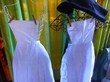 lot 2tabliers blancs soubrette cuisine  ou service  ,neufs +un  noir 