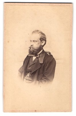Fotografie Modisch gekleideter Herr mit Vollbart 