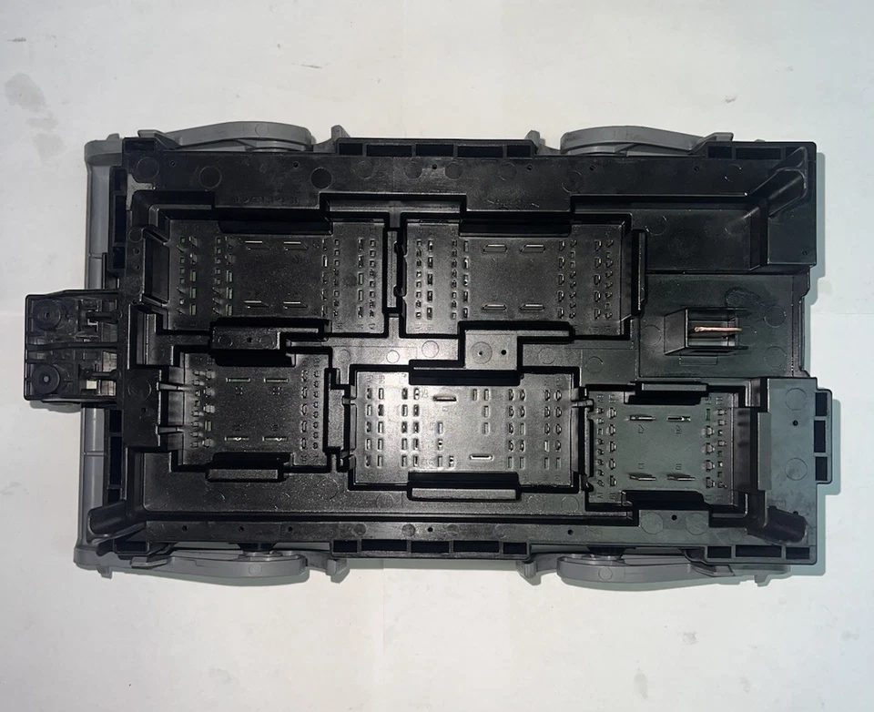 2011-2014 CHEVROLET SILVERADO FUSE RELAY BOX 25941367_02 - Image 2 of 2