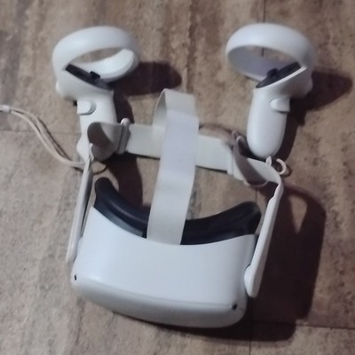 Meta Quest 2 White Plastic Standalone VR Headset Includes Controllers