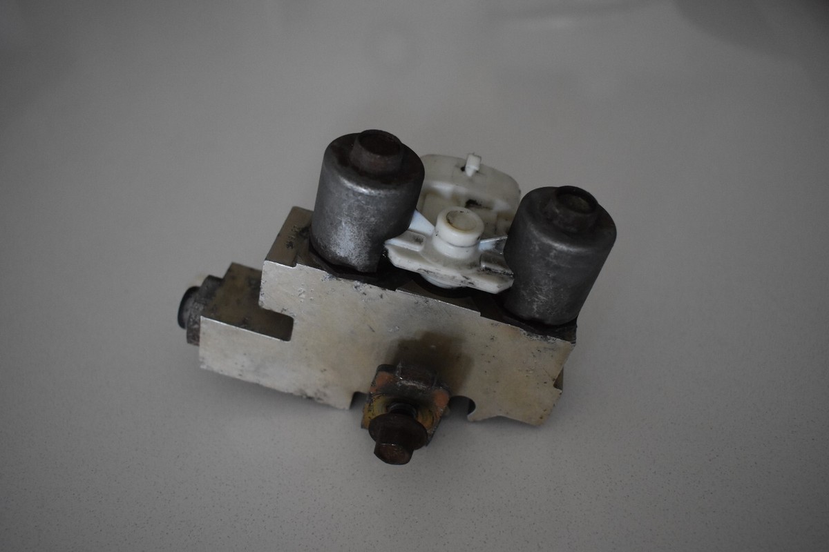 OEM Mazda Brake Proportioning Valve F87Z-2B373-AE for Mazda P/U