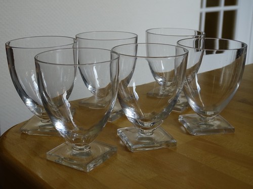 ST LOUIS 6 ANCIENS VERRES A VIN CRISTAL MOD ODILE UNI PIED CARRE 8,5 cm défauts - Picture 16 of 17