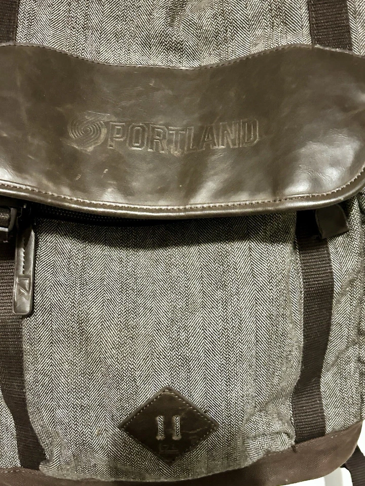 Mochila para computadora Cutter & Buck Pacific 17” de colección - Edición “Portland” en relieve Foto 2 de 4