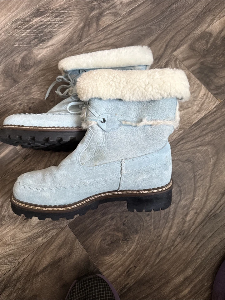 Botas de piel de oveja rubias en azul bebé para mujer talla 9 ¡Botas impermeables de invierno usadas! Foto 4 de 4
