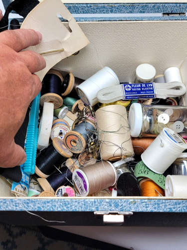 Grandma's Vintage Sewing Basket Box Kit MCM - Full of Thread, Scissors, Stuff - 第 10/12 張圖片
