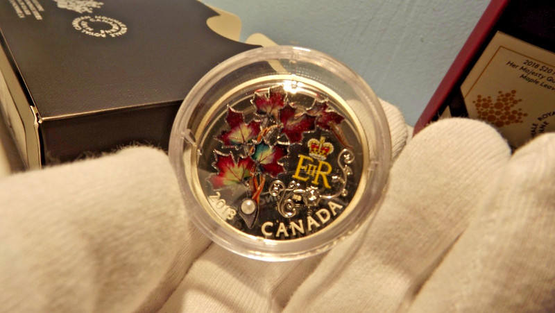 2018 $20 Her Majesty Queen Elizabeth II's Maple Leaves Brooch - Mintage 5500