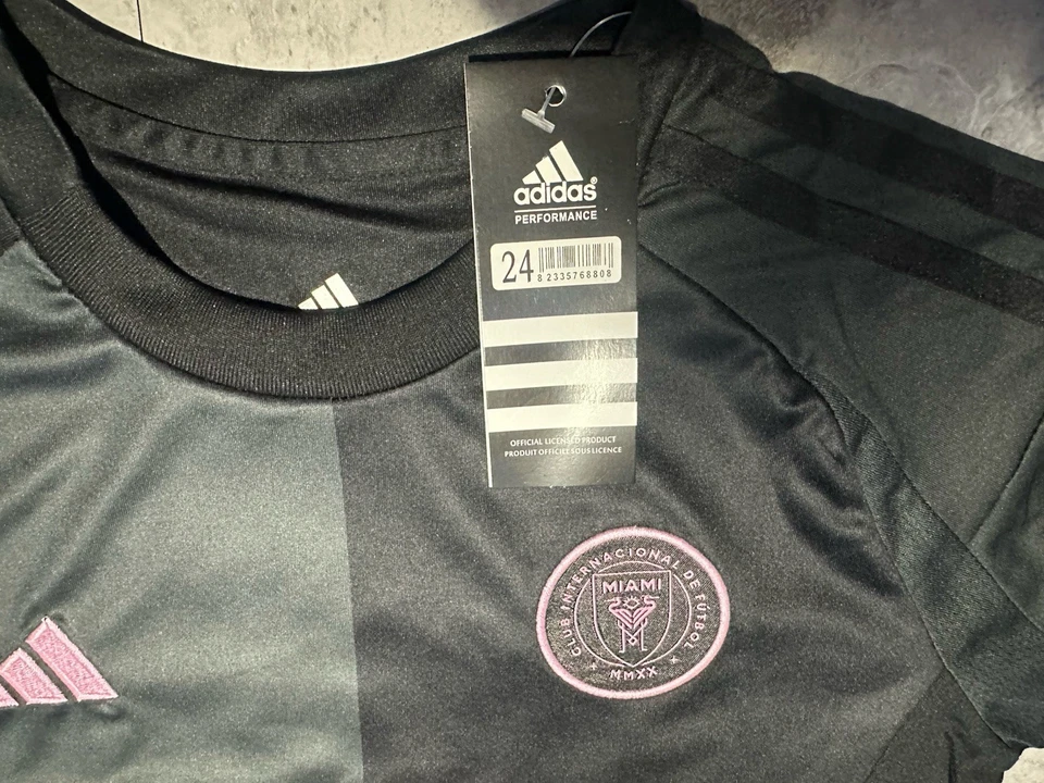 Conjunto de camiseta y pantalones cortos Inter Miami Messi #10 para niños nuevo con etiquetas - negro y rosa - talla 24 Foto 4 de 4