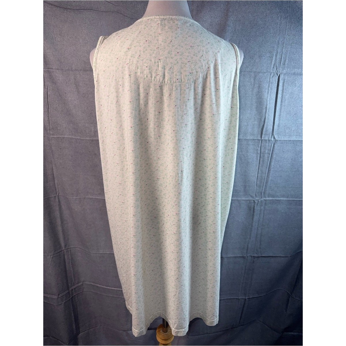 1263-Vintage Barbizon Sleeveless Cream Smocked Yoke Nightgown w/Subtle Speckle View 3