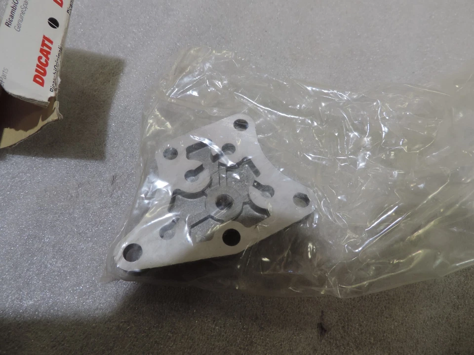 Ducati 24710801AA Vert. Средняя крышка головки ST4/00 - Изображение 4 из 4