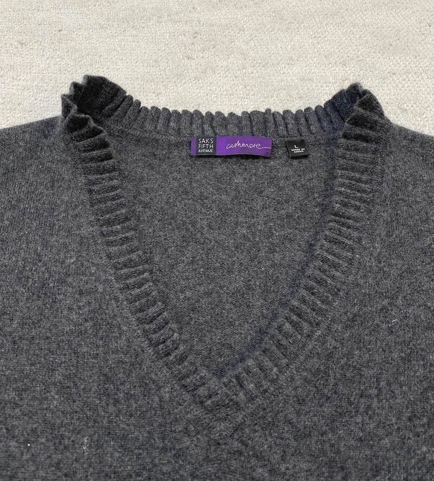 Suéter de cachemir Saks Fifth Avenue para mujer grande gris con volantes cuello en V Foto 3 de 4