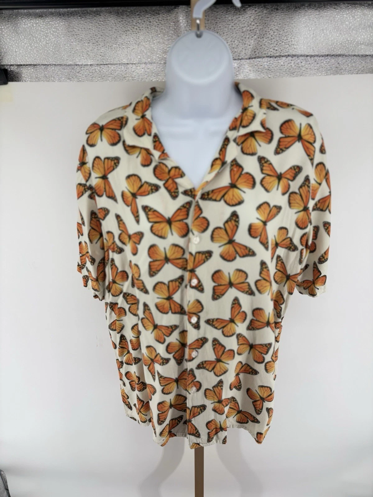 Petals & Peacocks Hawaiian Camp Shirt Mens Large L Rayon Monarch Butterflies AOP