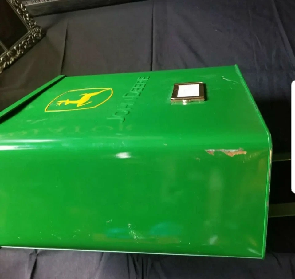 Buzón verde de montaje en pared John Deere con ganchos para periódicos y placa de identificación con logotipo 9x10x4 Foto 4 de 4