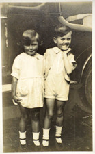 AK um 1900 Kinder Portrait Foto Foto Bruder Schwester Auto Hintergrund