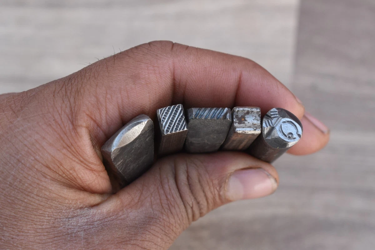 Guide pour aligner les poinçons à frapper lettres, chiffres, VIN, facom etc.. - Bricolage
