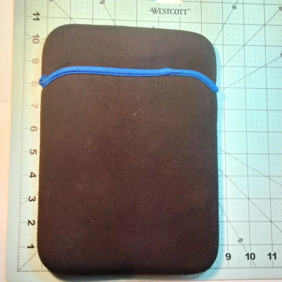 Funda para tableta de neopreno negra borde azul 10 x 7 pulgadas Foto 3 de 3