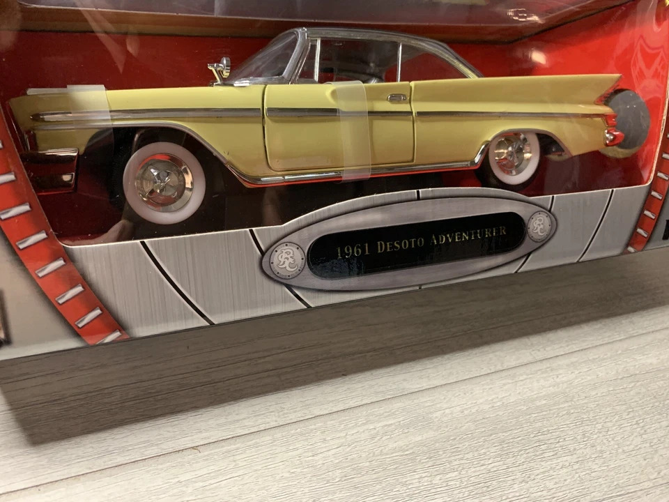 Литая под давлением желтая и черная крыша Road Signature 1961 DeSoto Adventurer Sunburst 1:18 - Изображение 3 из 4