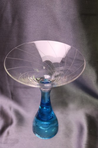 Vintage Bombay Zafiro Gin Martini Vidrio Aqua Tallo Corte Remolino '08 Edición Coleccionista - Imagen 4 de 6