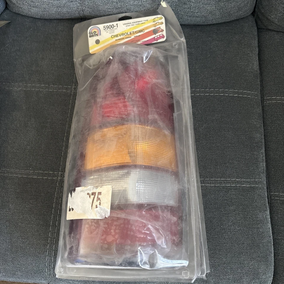 Conjunto de lámpara trasera izquierda Glo-Brite 181-1. Repl. GM 15767590 Chevrolet GMC 1999-2000 Foto 4 de 4