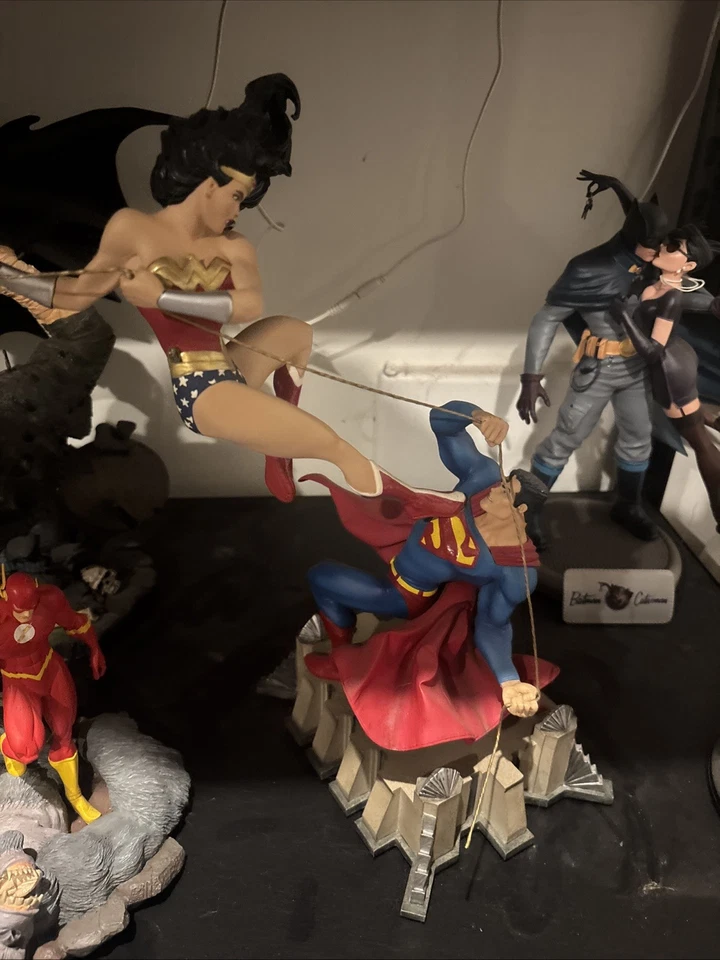 2007 DC Direct WONDER WOMAN VS SUPERMAN Statue. Box Included - Image 2 of 4