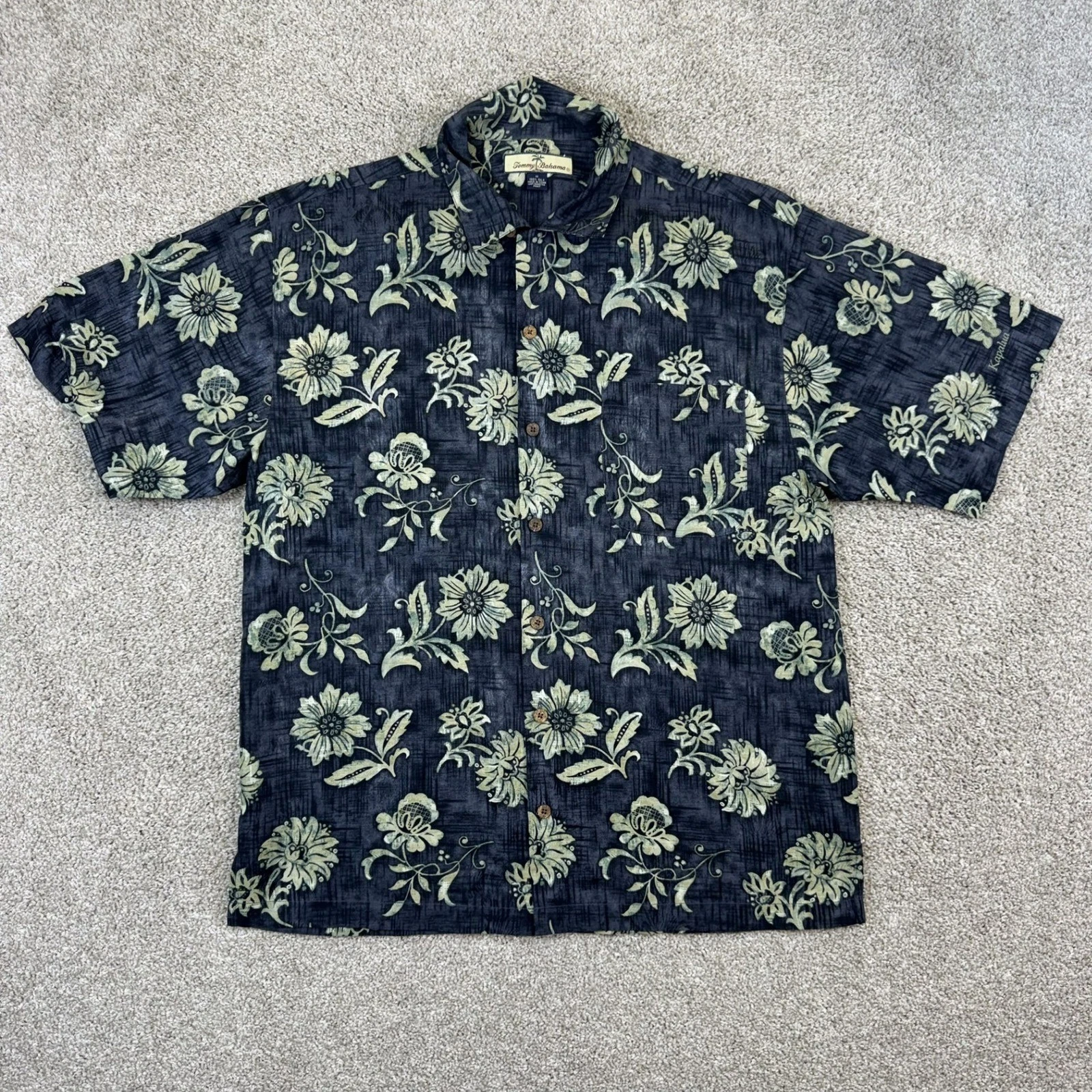 Tommy Bahama Button Front Shirt Men Medium Black Floral Silk Kapalua Hawaiian
Opens in a new window