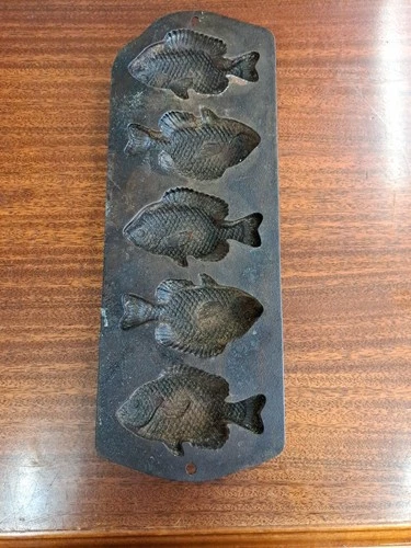 Vintage Lodge 5PP2 Fish Perch Cornbread Muffin Pan Cast Iron