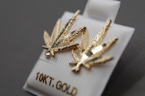10K Solid Yellow Gold 0.6" Diamond Cut Marijuana Leaf Stud Earring. - Picture 11 of 11