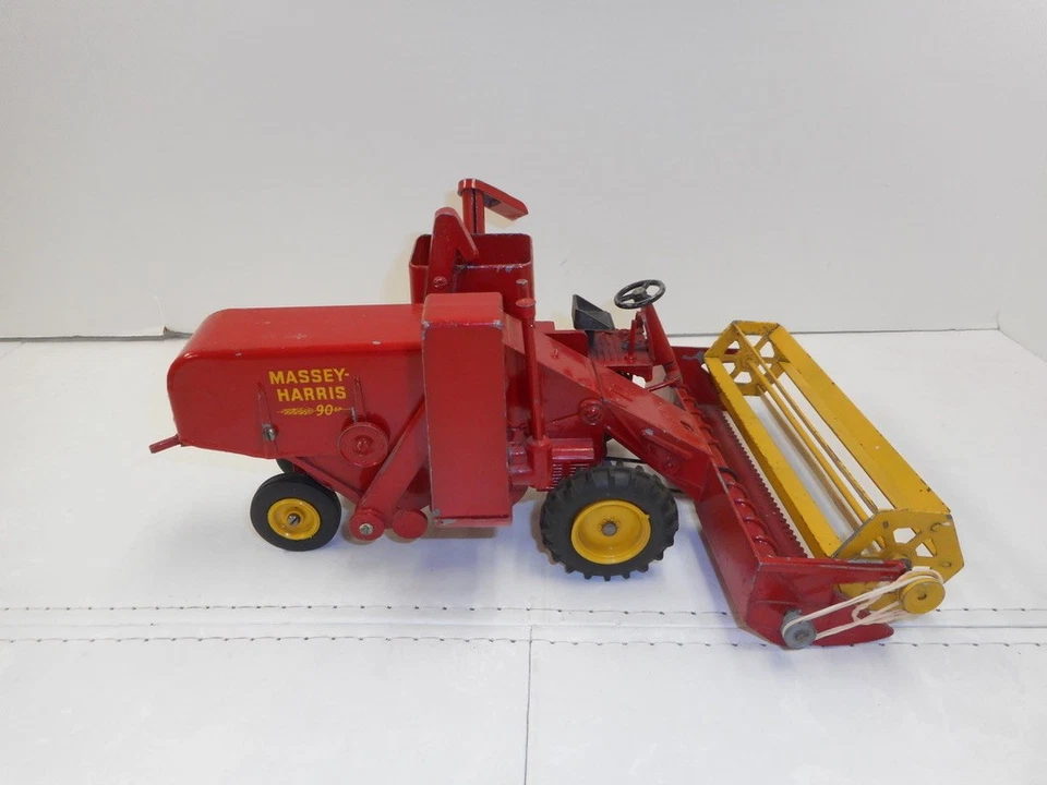 Lincoln 1/20 Massey Haris 90 Self Propelled Toy Combine - Image 2 of 4