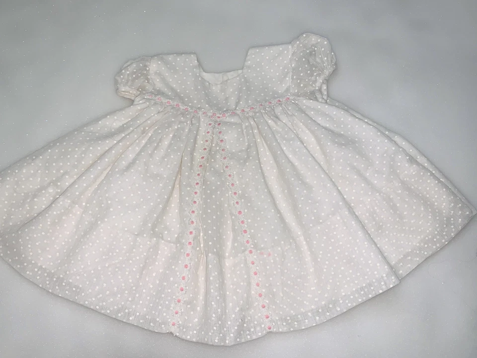 Vestido Infantil Vintage, Punto Suizo Blanco y Rosas Rosas 18m Ver Medidas Foto 3 de 4
